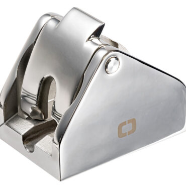 Blocca catena realizzato in acciaio inox AISI 316, ideale per aumentare la sicurezza dell’impianto di ancoraggio. In navigazione previene la discesa accidentale dell’ancora, mentre alla fonda protegge il verricello da carichi e sollecitazioni eccessive.Installazione semplice dall’alto, mediante viti a testa svasata.Disponibile in due modelli: per catene da 8–10 mm e da 12–14 mm.