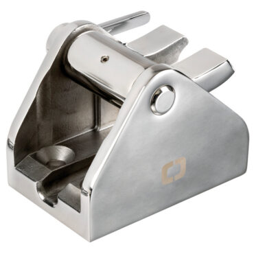 Blocca catena realizzato in acciaio inox AISI 316, ideale per aumentare la sicurezza dell’impianto di ancoraggio. In navigazione previene la discesa accidentale dell’ancora, mentre alla fonda protegge il verricello da carichi e sollecitazioni eccessive.Installazione semplice dall’alto, mediante viti a testa svasata.Disponibile in due modelli: per catene da 8–10 mm e da 12–14 mm.