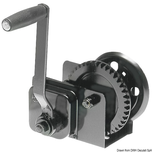 Carcassa in acciaio zinco/cromato, pignoni in acciaio temperato ad alta resistenza, boccole auto-lubrificanti, maniglie rinforzate, molle in acciaio, gruppo ingranaggi carenato. Versione Brake Winch con freno automatico e frizione. Senza cricchetto, il tamburo resta fermo lasciando la maniglia. Certificato CE dal TÜV.Il carico massimo di trazione è riferito all'utilizzo con un solo giro di cavo sul tamburo.