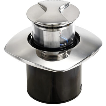 Carcassa in tecnopolimero e in AISI 316 lucidato a specchio.Con una leggera rotazione del piattello inox superiore il fanale si alza in posizione d'uso.