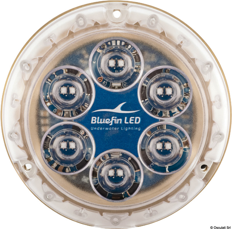 La Piranha P12 offre una luminosità di 8.000 lumen e mantiene la semplicità d’installazione tipica della serie, richiedendo solo un foro di 13 mm per il passaggio del cavo. L'installazione si completa facilmente con tre viti e sigillante.Dotato della tecnologia Builtin Driver, protezione dall'inversione di polarità, rivestimento anti-vegetazione.Come tutta la gamma Bluefin LED, integra protezioni avanzate, in particolare una sofisticata gestione termica che regola la luminosità in base alla temperatura. Questa caratteristica consente un utilizzo temporaneo anche fuori dall'acqua, sebbene ne sia sconsigliata l’adozione per non compromettere l’effetto visivo.Distibuzione del fascio luminoso a 60°.Materiale: BronzoCertificazione: RINA IEC 60529
