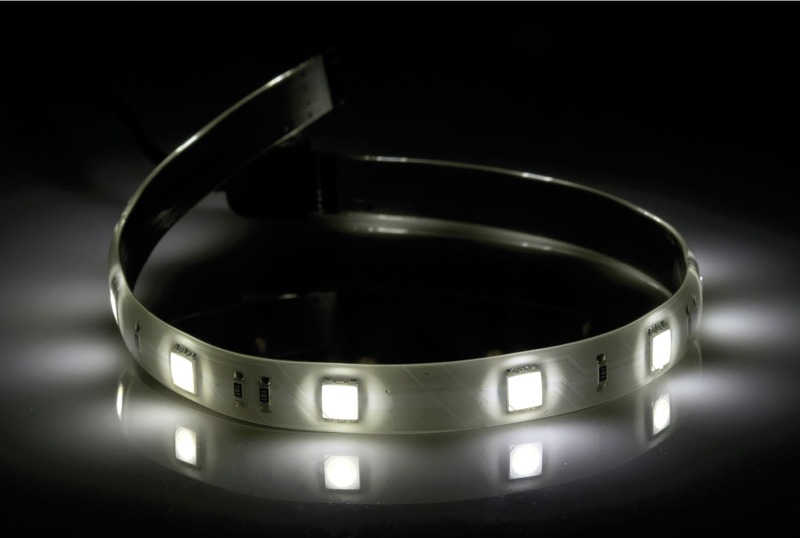 Autoadesive, impermeabili, provviste di microconnettore terminale che permette di collegarle in serie e di cavetto di collegamento con microconnettore. LED "Superbright" alta luminosità.