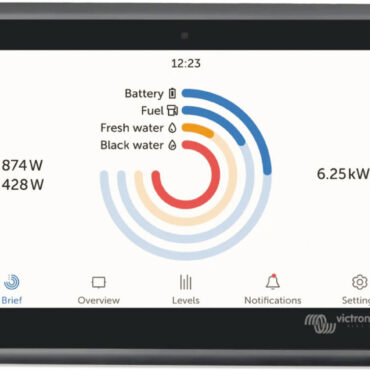 Consente di monitorare e configurare gli apparati VICTRON anche in remoto. I dati si leggono sullo schermo e possono essere inviati a distanza ad un computer, con l'ausilio di un router esterno (WebBoat4G PLUS, non incluso), che potrà fare sia monitoraggio che configurazione. Questi apparati si possono interfacciare con Inverter/Multi/Quattro/Skylla-i/Pannelli di controllo/Battery monitor. Il modello Ekrano GX è un avanzato pannello di controllo energetico con display touch da 7 pollici, che consente monitoraggio e gestione remoti di sistemi complessi tramite VRM e VictronConnect. Offre installazione facile e connessione Bluetooth per una configurazione rapida.