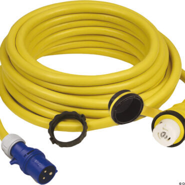 Cavi per presa banchina con connettori di sicurezza IEC 60309 lato pontile e spinotto NEMA illuminato lato barca. Forniti con tappo stagno di chiusura e LED indicatore di tensione. Dotati di tobusta guaina in poliuretano anti‑usura, colore giallo alta visibilità e giunzioni sovrastampate per tenuta d’acqua e resistenza agli UV.