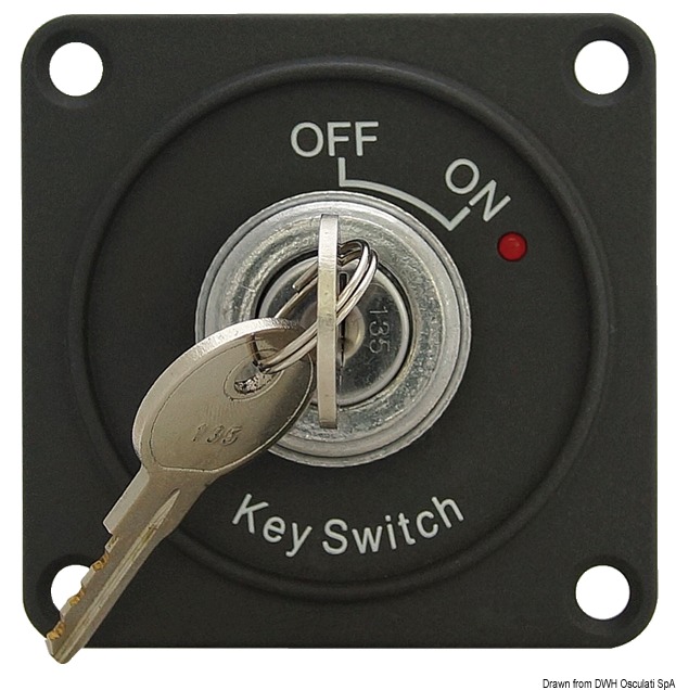 Questo switch sente il livello di carica di due batterie (o banchi batteria) e provvede ad un ottima gestione della carica del secondo banco.Lo switch permette a due banchi normalmente isolati di essere messi in connessione nel momento in cui sente una fonte di ricarica (alternatore motore o caricabatterie).Nel momento in cui una fonte di ricarica è attiva lo switch lascia prima caricare la batteria del banco principale (batteria motore), quando questa è ad un voltaggio di 13,2 V lo switch apre il circuito e permette la ricarica della seconda batteria (batteria servizi).Lo switch funge anche da parallelo di emergenza. Il parallelo può essere attivato manualmente tramite il pomello o tramite interruttore (on)/off sul cruscotto.Montaggio ad incasso o esterno.
