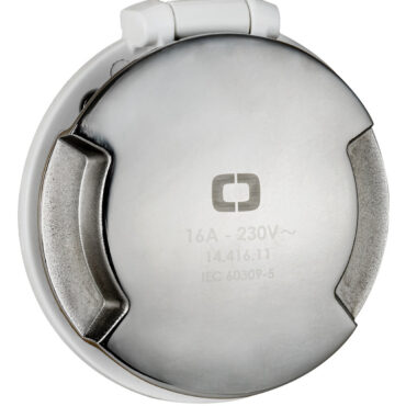 Presa e spina nautica per cavo elettrico banchina da 32A - 220V. Realizzati in PA6, dotata di contatti ad alta resa energetica e tappo di chiusura IP67. La spina è disegnata per garantire una impugnatura ergonomica e la ghiera rotante permette di assicurarla saldamente alla presa in barca con una chiusura stagna IP67, mentre il tappo in gomma garantisce una tenuta IP44 quando non è collegata. Il design pulito e le ridotte dimensioni permettono di poter installare comodamente la presa in qualsiasi punto del pozzetto. Conforme agli standard europei di sicurezza IEC 60309-5.