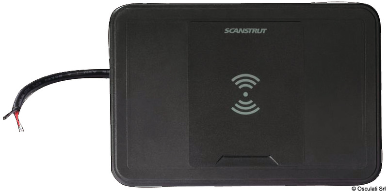 Il caricatore ROKK wireless 15W (12/24V) consente la ricarica dei telefoni o tablet predisposti semplicemente appoggiandoli sul dispositivo.Disegnato per la nautica è totalmente stagno IPX6 (certificati Qi), la superficie è ad altissimo grado di antiscivolo e resistente agli UV.Il caricabatterie wireless è dotato di 3 coil technology che garantisce un'area di ricarica di oltre l'80% in più rispetto alle versioni precedenti.Questo implementazione, risolve il problema dei telefoni con fotocamere molto potenti che hanno anche una potenza in uscita di 15 W.