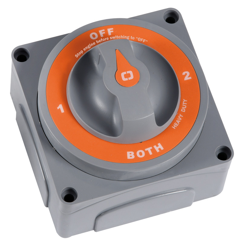 Permette di usare separatamente o assieme le batterie. Contatti in rame, molle inox, carcassa in PC / PTB / Fiberglass, resistente alla fiamma. Fondello di protezione per i cavi. Ghiera supplementare per montaggio ad incasso (foro Ø mm 95). Specifiche: UNI EN ISO 8846. A) Versione MK II. Opzioni selezionabili: banco/batteria "1", banco/batteria "2" oppure bancate 1+2 simultaneamente. Completo di dispositivo che disconnette automaticamente l'alternatore se viene attivata la funzione "OFF" senza aver spento i motori. Numero di omologazione: DIP006907SP. B) Versione "MK III". Collega contemporaneamente in posizione "1" le batterie avviamento con i motori e le batterie servizi con gli stessi, mantenendo le batterie avviamento separate, minimizzando i rischi di scarica accidentale delle stesse. In caso d'emergenza. In posizione "2" i due circuiti vengono collegati tra loro (in parallelo). Numero di omologazione: DIP006907SP.