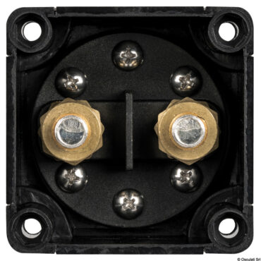 Serie di interruttori e deviatori che permettono di attivare/disattivare, combinare e/o separare i banchi di batterie per motori e servizi.Per applicazioni fino a 48 VDC. Compatibili con installazioni a muro esterne o a incasso. Conformi alla normativa di riferimento UNI EN ISO 8846.Uscita dei cavi possibile sui 4 lati.