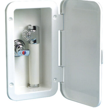 Doccia in ottone cromato, vano di alloggiamento in ASA UV resistente. Completo di miscelatore acqua calda e fredda. Montaggio preferibilmente a parete, con uscita tubo doccia parallela alla paratia.