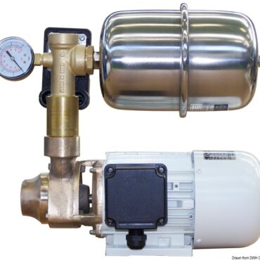 Corpo pompa in bronzo, adatta anche ad usi con acqua salata, come il lavaggio del ponte. Vaso espansione in acciaio inox. Pompa periferica, per la quale è consigliata l’installazione di valvola di non ritorno sull’aspirazione. Complete di manometro e relè.