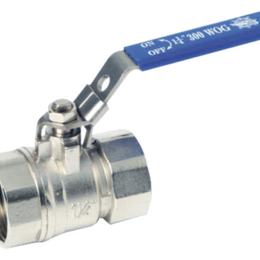 In ottone cromato. Maniglia in acciaio inox con fermo forato per inserire un lucchetto. Ideali per rispettare la norma ISO 8099 per lo scarico acque nere.