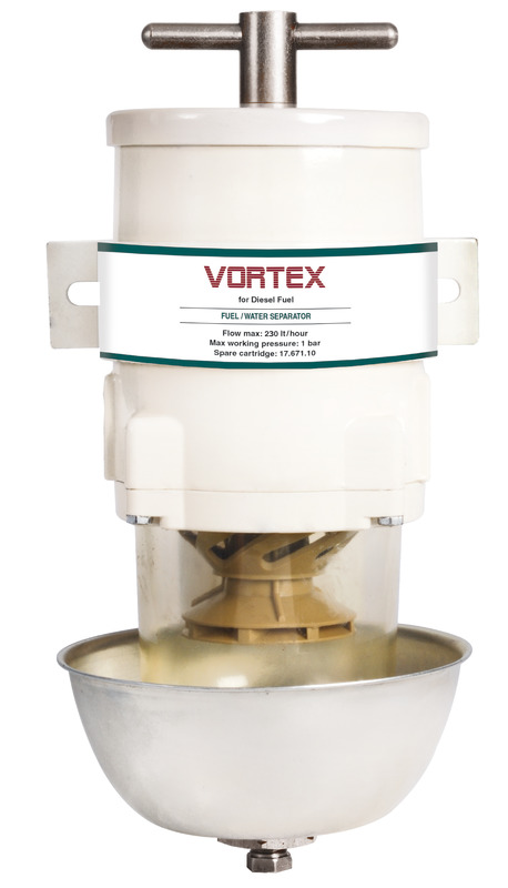 Filtri/separatori acqua-gasolio. Carcassa in alluminio, parte trasparente in tecnopolimero. Equipaggiati con vaschetta inferiore anti-fiamma. Costruiti in accordo con la norma ISO 10088.