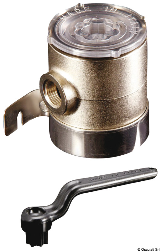 Modello a tazza con una bocca laterale ed una sul fondo. In ottone nichelato con elemento filtrante interno in acciaio inox e coperchio a vite trasparente in policarbonato. Fascia di supporto girevole in acciaio inox. La chiave ottagonale tipo "winch" per una facile apertura del coperchio è inclusa.