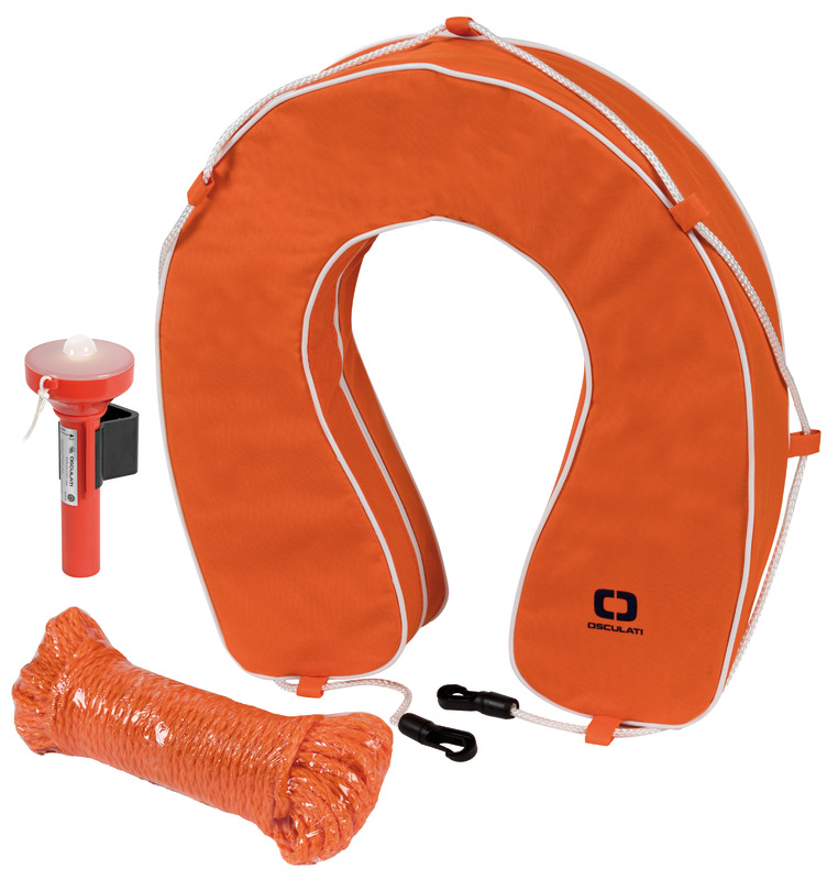 Completo di boetta luminosa 30.583.00 e cima regolamentare 400 kg 22.408.06, il tutto inserito in un involucro in tessuto PVC/poliestere 22.424.3x con apertura rapida tramite sistema a strappo. Fissaggio al pulpito tramite cinghie regolabili.