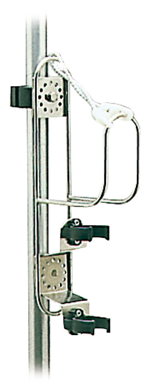 Per salvagente anulari o a ferro di cavallo. Modello universale. Si può installare su piano, su paratia, oppure su tubi inox del Ø di 22/25 mm diritti o inclinati, tramite un’apposita staffa in nylon ruotante, completo di elastico di fermo. Versione semplice o completa di supporto per boetta luminosa Art. 30.584.01.