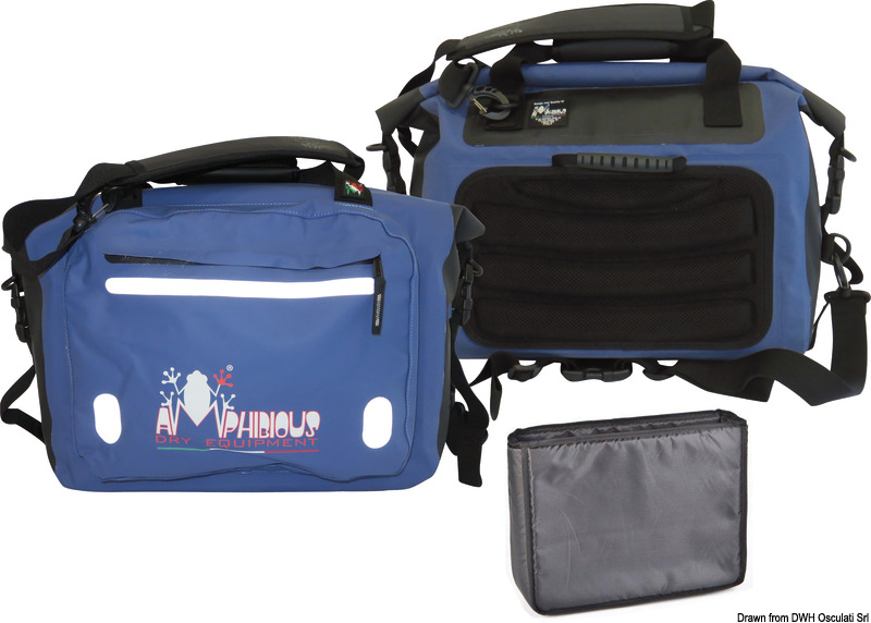 Dotata di calotta protettiva, inserto rifrangente, maniglia per il trasporto, tasca esterna con cerniera water resistant. Inserto removibile Anti-shock ideale per computer fino a 15”. Schienale e cinghia imbottita per il massimo comfort. Fettuccia lombare rimovibile per uso anche in attività sportive.