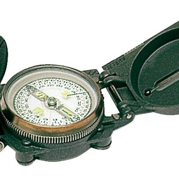 Con lente d’ingrandimento, doppia scala in gradi e rombi, stabilissima, con lettura notturna molto chiara. Con scalimetro laterale, sospensione in kerosene. Si stima il 1°, é particolarmente adatta per canotti in gomma o per piccoli scafi.