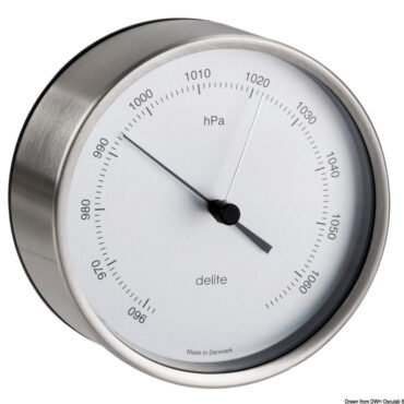 Carcassa realizzata in acciaio inox satinato.Sistema di fissaggio a parete incluso.