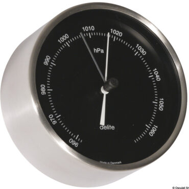 Carcassa realizzata in acciaio inox satinato.Sistema di fissaggio a parete incluso.