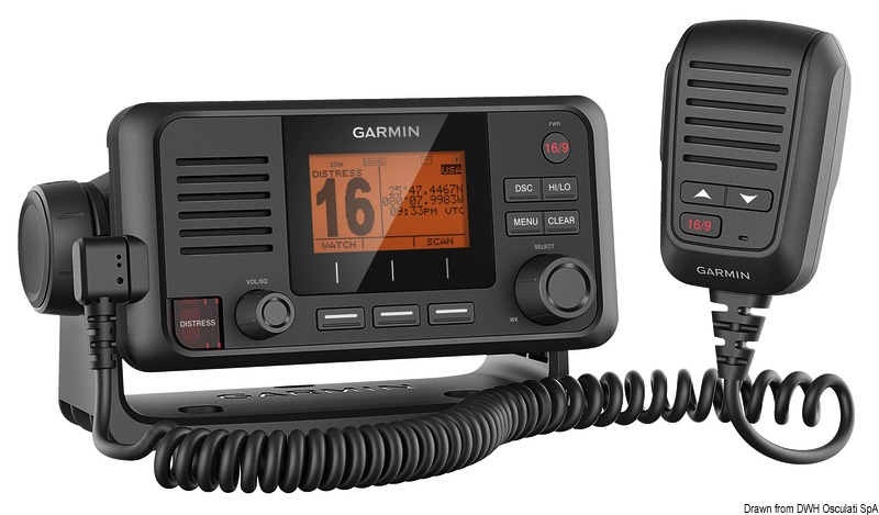 I sistemi di comunicazione Garmin di ultima generazione con design innovativo sono robusti, compatti e dotati del sistema DSC di classe D che permette, premendo un singolo pulsante, di effettuare la chiamata di emergenza con all’interno MMSI (codice identificativo dell’imbarcazione) e la sua posizione. Si collegano tramite la rete NMEA 2000 ai chartplotter e ai display multifunzione compatibili Garmin per un vero e proprio sistema di bordo integrato. Il modello 215i ha l’AIS (Automatic Identification System) integrato che permette di visualizzare sul proprio chartplotter le imbarcazioni circostanti con tutte le informazioni identificative e i dati relativi a posizione, rotta e velocità.