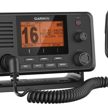 I sistemi di comunicazione Garmin di ultima generazione con design innovativo sono robusti, compatti e dotati del sistema DSC di classe D che permette, premendo un singolo pulsante, di effettuare la chiamata di emergenza con all’interno MMSI (codice identificativo dell’imbarcazione) e la sua posizione. Si collegano tramite la rete NMEA 2000 ai chartplotter e ai display multifunzione compatibili Garmin per un vero e proprio sistema di bordo integrato. Il modello 215i ha l’AIS (Automatic Identification System) integrato che permette di visualizzare sul proprio chartplotter le imbarcazioni circostanti con tutte le informazioni identificative e i dati relativi a posizione, rotta e velocità.