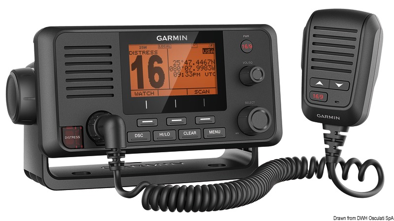 I sistemi di comunicazione Garmin di ultima generazione con design innovativo sono robusti, compatti e dotati del sistema DSC di classe D che permette, premendo un singolo pulsante, di effettuare la chiamata di emergenza con all’interno MMSI (codice identificativo dell’imbarcazione) e la sua posizione. Si collegano tramite la rete NMEA 2000 ai chartplotter e ai display multifunzione compatibili Garmin per un vero e proprio sistema di bordo integrato. Il modello 215i ha l’AIS (Automatic Identification System) integrato che permette di visualizzare sul proprio chartplotter le imbarcazioni circostanti con tutte le informazioni identificative e i dati relativi a posizione, rotta e velocità.