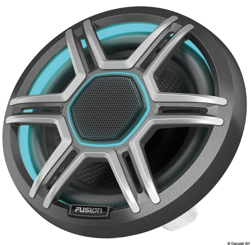 Questi altoparlanti sono sviluppati e ottimizzati per una riproduzione audio ottimale a qualunque volume sonoro, per accompagnarvi nei vostri sport acquatici anche a massima velocità senza nessun problema.Con illuminazione premium CRGBW per creare atmosfere emozionanti. Venduti a coppia.