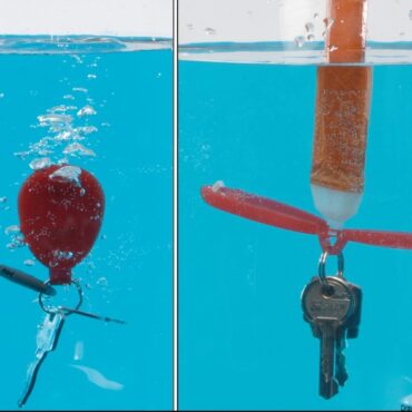 Contiene all’interno una piccola tasca in PVC che si gonfia per reazione chimica qualora il portachiave caschi in acqua, portando a galla le chiavi. Dimensioni contenute (mm 56x40x16 di spessore) regge fino a 120 grammi quando attivato.