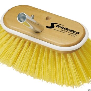 Struttura in legno marino verniciato ai poliuretani, bordo antiurto, “fibre premium”, attacco angolato a scatto in alluminio. Disponibili in 2 diverse dimensioni.