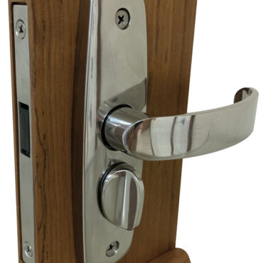 Il nottolino di bloccaggio rimane all’interno della porta fino a che questa arriva in posizione chiusa; il magnete nel riscontro (incluso) richiama il nottolino che ferma la porta.Grazie alla funzione del magnete sono universali per ogni tipo di verso apertura.Per porte spessore 19/38 mm.