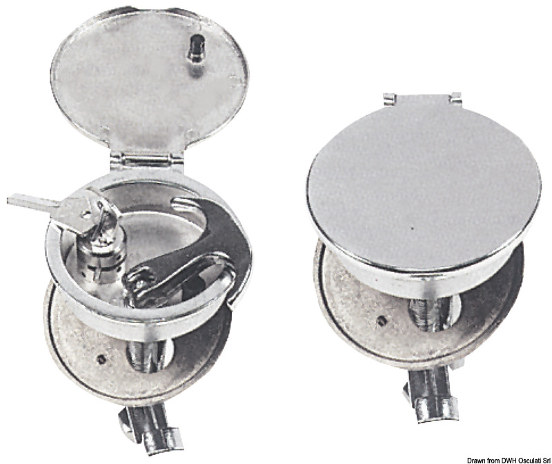 In ottone cromato ad incasso, con coperchio di chiusura. Il tiraggio tramite rotazione della maniglia rende la chiusa più stagna. Regolazione fermo da 5 a 50 mm.