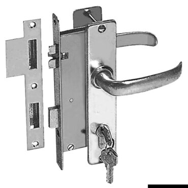 In ottone cromato satinato da incasso, munita di dispositivo antivibrante e cilindro di sicurezza.