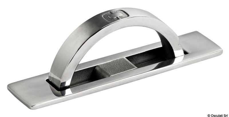 Maniglia di dimensioni compatte in acciaio inox.Il sistema ad apertura rotante permette di avare una presa larga ed ergonomica in poco spazio.Predisposta per montaggio ad incasso, dotata di chiusura con sistema antivibrazione.