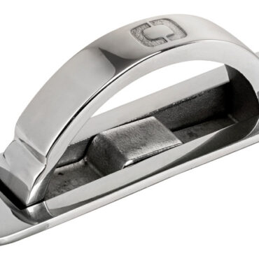 Maniglia di dimensioni compatte in acciaio inox.Il sistema ad apertura rotante permette di avare una presa larga ed ergonomica in poco spazio.Predisposta per montaggio ad incasso, dotata di chiusura con sistema antivibrazione.