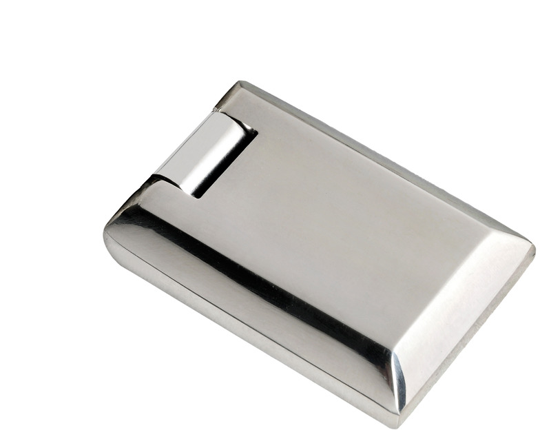 In acciaio inox AISI 316 lucidato a specchio.