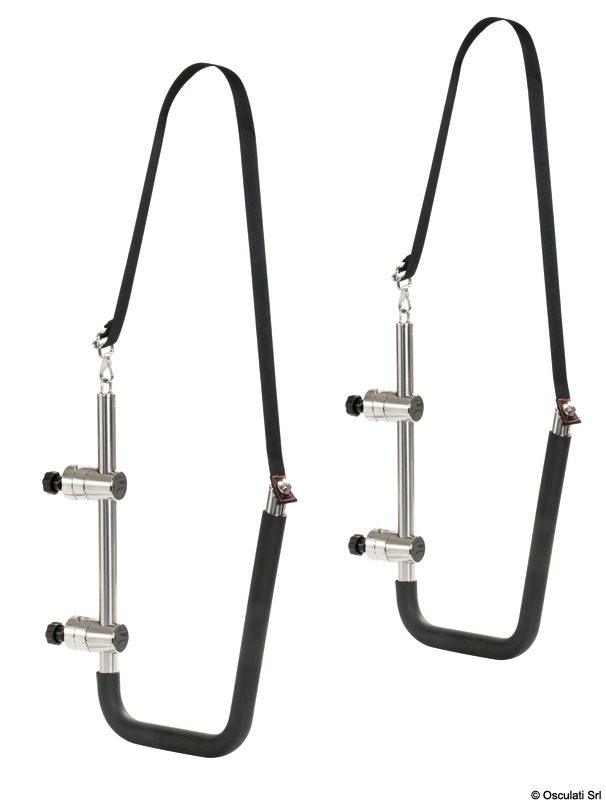 Tramite questo kit si può fissare la tavola o la passerella fuori bordo.Si fissa al corrimano grazie a dei morsetti regolabili a 360°. Il sistema di attacchi rotanti consente a ciascun braccio di essere ruotato quando non in uso o di essere ruotato con un angolo più stretto per adattarsi meglio al SUP o a passerelle più strette.Ogni braccio dispone di una protezioni in PVC schiumato ad alta intensità, che protegge il SUP o la passerella dalle abrasioni e cinghie regolabili e facilmente removibili. Versione Standard: si adatta a tubi di diametro variabile da 22 a 30 mm con accessori per fissaggio in plastica.Versione Delux: si adatta a tubi di diametro variabile da 20 a 28 mm con accessori per fissaggio in acciaio inox AISI 316 e manopole per sgancio rapido.