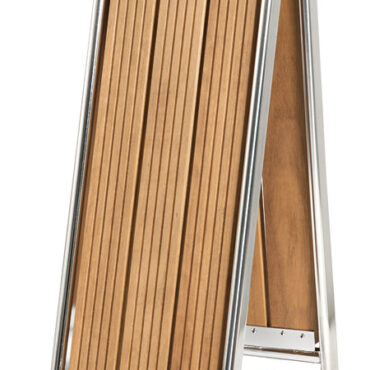 Telaio in tubo ovale per maggiore rigidezza, cerniere e testata in acciaio AISI 316 microfuso, piano di calpestio in Iroko.