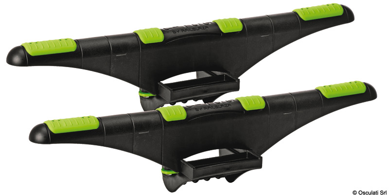 C-TUG è un carrello robusto ed adatto a tutti i terreni. Design leader di mercato.Non richiede attrezzi e si monta e smonta in pochi secondi. Dimensionato per essere riposto nei portelli kayak.• Si smonta in pochi secondi.• Si adatta all'interno dei portelli.• Imbottiture scafo in gomma.• Montaggio senza attrezzi.• Ruote Kiwi antiforatura con battistrada in gomma.• Cinghia 2,8 m con fibbia in alluminio.• Cavalletto regolabile.• 5 anni di garanzia.