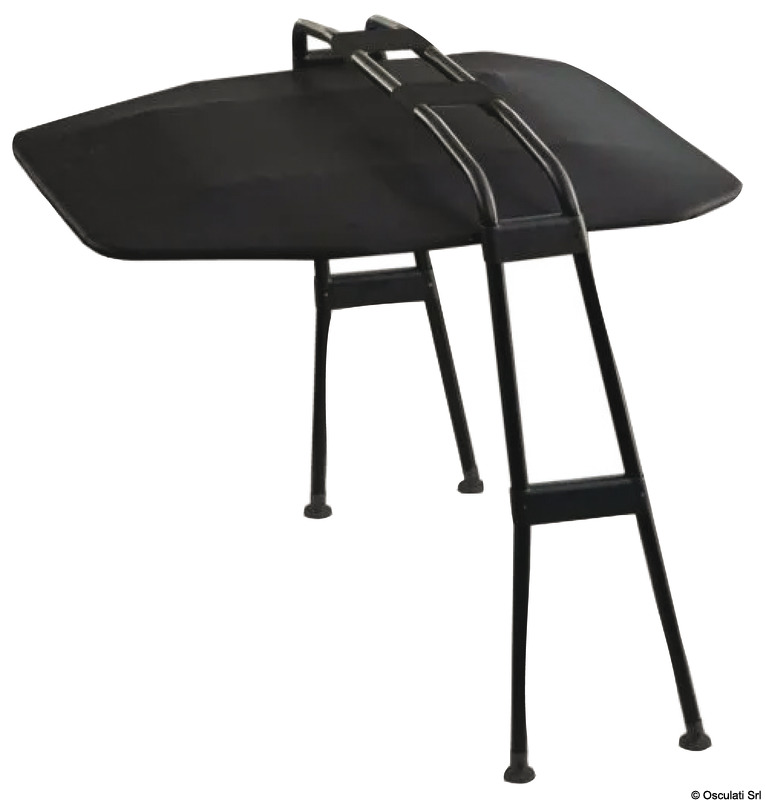 Struttura tubolare Ø44mm in alluminio verniciato con resina epossidica nera. Telaio cappottina in tessuto con tubi Ø32mm.Tessuto ATLAS in poliestere nero 400 gr/m2, impermeabile ed UV resistente. Viteria in acciaio inox AISI 316.Il disegno areodinamico consente di viaggiare in pieno comfort fino a 35-40 nodi.