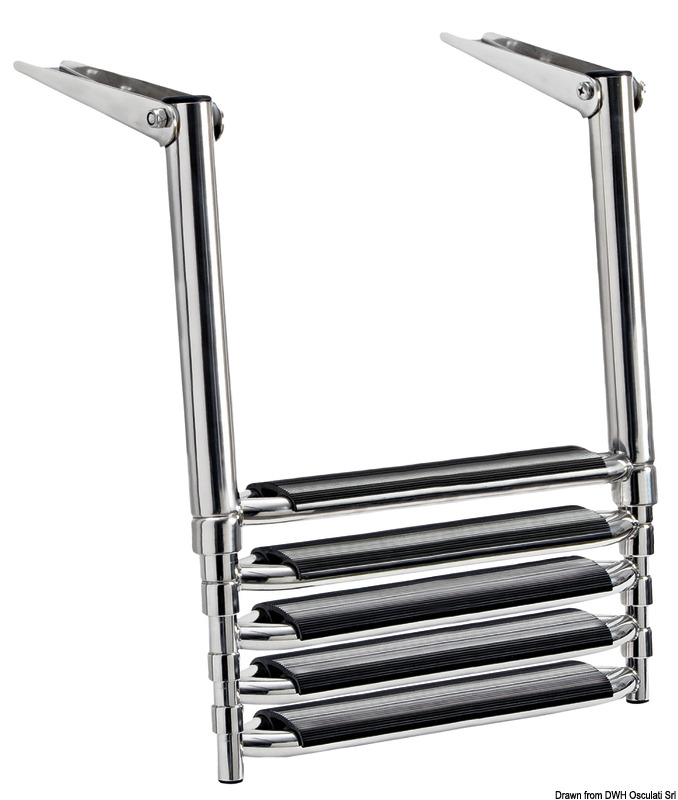 In acciaio inox AISI 316 con gradini larghi 57 mm per un maggior comfort. Interasse tubi 305 mm.