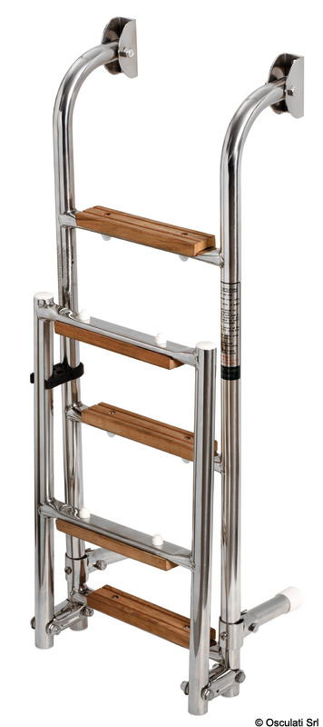 In acciaio inox lucidata a specchio con gradini in Iroko. Molto elegante e comoda, pieghevole a metà, con speciale snodo ricavato da barra inox.