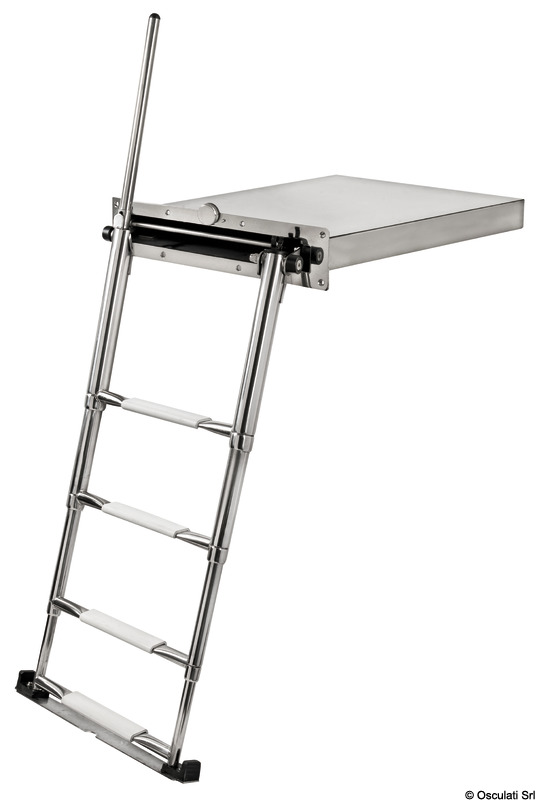 Formata da una scaletta telescopica a 4 gradini con maniglia di risalita integrata per facilitare la risalita a bordo.Pattini e guide in acciaio inox 316, scorrimento su cuscinetti in derlyn, meccanica di precisione migliorata.Realizzata da Douglas Marine.Made in Italy.