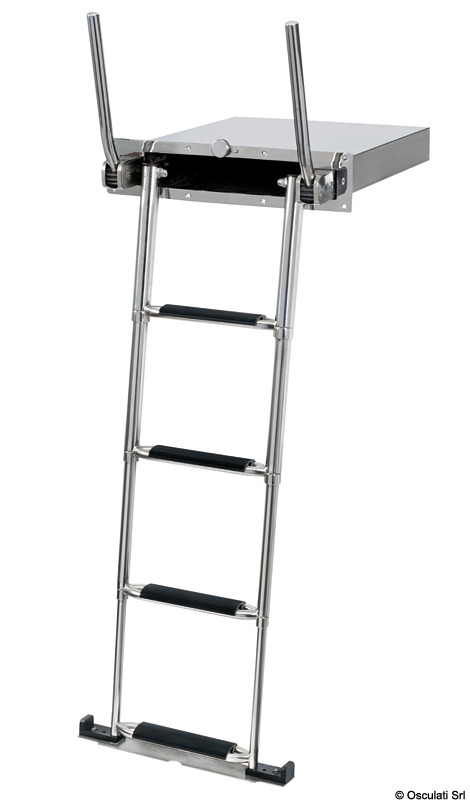 Scaletta telescopica ad incasso in acciaio inox AISI316 a 4 gradini. Dotata di maniglie di risalita integrate che si alzano e si abbassano automaticamente ruotando la scaletta.Il meccanismo di chiusura maniglia facilita il recupero della scaletta dalla plancia. Estrazione della scaletta guidata che determina un migliore scorrimento e precisione di movimento.