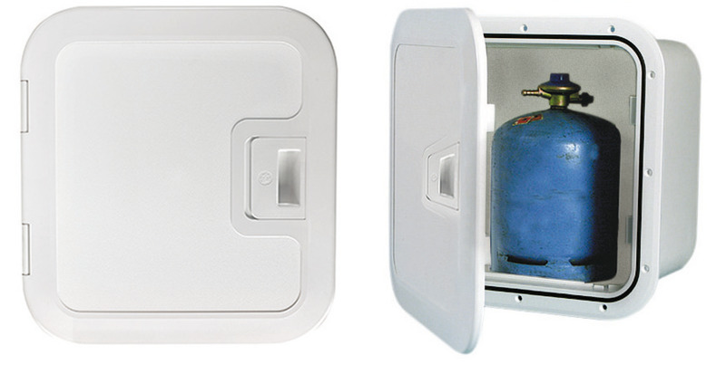 Per bombole da kg 3 con relativo regolatore di pressione. Sportello in Luran anti raggi UV. Completo di raccordo stagno per tubo gas. In accordo alla ISO 10239. Ventilazione del vano integrata nel portello. Apertura a destra come in foto; è possibile realizzare l'apertura a sinistra per minimo 5 pezzi.