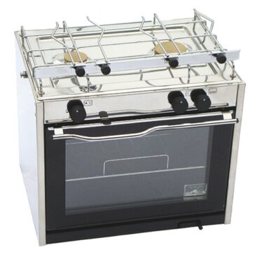 Caratteristiche: due fuochi ad alta potenza; barrette fermapentole; supporto cardanico laterale; termocoppie di sicurezza; doppio cristallo anteriore; termostato; bruciatore dal forno centrale per una distribuzione ottimale del calore; doppio vassoio estraibile dal forno per una facile pulizia.