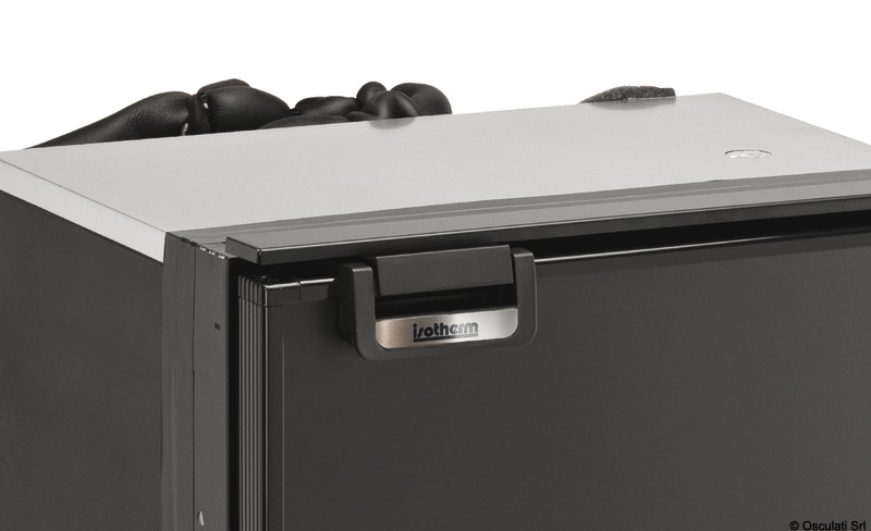La serie CRUISE Classic Total Black offre frigoriferi eleganti e robusti, perfetti per l’ambiente nautico. Disponibili in capacità da 42 a 226 litri, combinano un design contemporaneo in nero opaco con alte prestazioni energetiche. - Freezer integrato (escluso versione “Drink”).- Illuminazione LED interna.- Rivestimento alimentare con angoli arrotondati per facile pulizia.- Compressore Secop 12/24 V a basso consumo.- Porta con serratura magnetica.- Materiali resistenti alla corrosione.