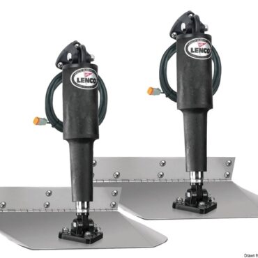 Il kit base è composto da:- 2 cilindri azionatori 51.260.01 (codice LENCO 15054-01);- 2 alettoni in acciaio inox;- 2 prolunghe da 20' (6 m) 51.259.03 (codice LENCO 30133-103D) per collegamento dall'attuatore alla centralina, connettori stagni Deutsch Connectors.Il pannello di controllo va acquistato a parte.