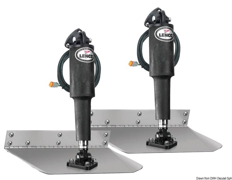 Il kit base è composto da:- 2 cilindri azionatori 51.260.01 (codice LENCO 15054-01);- 2 alettoni in acciaio inox;- 2 prolunghe da 20' (6 m) 51.259.03 (codice LENCO 30133-103D) per collegamento dall'attuatore alla centralina, connettori stagni Deutsch Connectors.Il pannello di controllo va acquistato a parte.