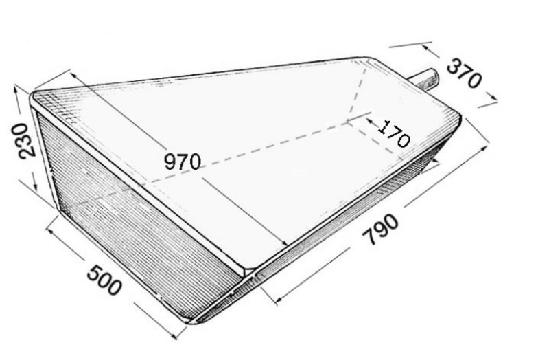 In polietilene bianco, di forma triangolare svasata per prua.Completo di 4 fori ciechi filettati da 1/2” - 1”1/4 ove vanno avvitati i portagomma di carico, scarico e sfiato (Vedi vari modelli al gruppo 17).